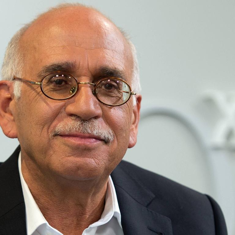 Der Journalist und Autor Erich Follath sitzt auf einer Couch auf einer Bühne auf der 65. Frankfurter Buchmesse in Frankfurt am Main.