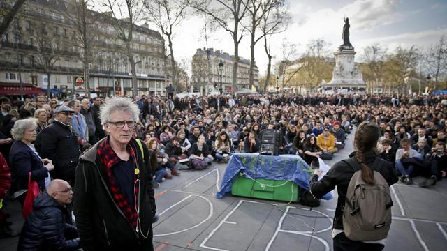 Versammlung der Bewegung Nuit debout in Paris auf der Place de la Republique