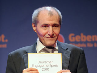 Der Psychologe Kazim Erdogan auf der Feierstunde anlässlich der Verleihung des Deutschen Engagementpreises in Berlin mit dem Preis in der Kategorie Politik & Verwaltung für sein Engagement in verschiedenen Integrationsprojekten Der Psychologe Kazim Erdogan auf der Feierstunde anlässlich der Verleihung des Deutschen Engagementpreises in Berlin mit dem Preis in der Kategorie Politik & Verwaltung für sein Engagement in verschiedenen Integrationsprojekten
