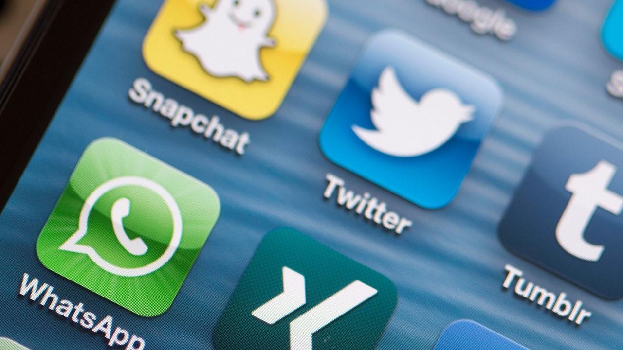 Auf dem Display eines Smartphones sind die App-Logos verschiedener Social Media Plattformen zu sehen Derweil der Anbieter Facebook seit einiger Zeit Nutzer verliert, werden Dienste wie Snapchat, Tumblr, Twitter und Vine immer beliebter. Auf dem Display eines Smartphones sind die App-Logos verschiedener Social Media Plattformen zu sehen Derweil der Anbieter Facebook seit einiger Zeit Nutzer verliert, werden Dienste wie Snapchat, Tumblr, Twitter und Vine immer beliebter.