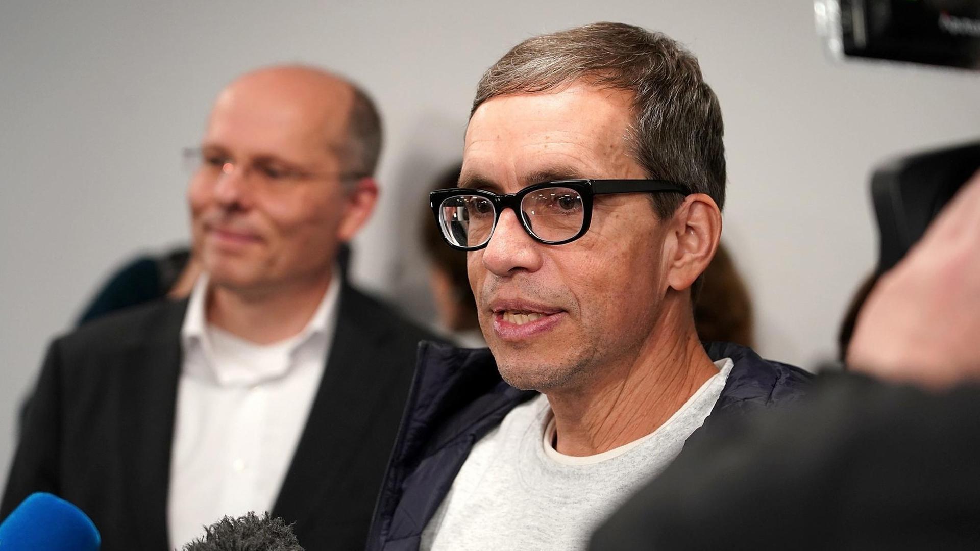 Jens Söring saß 33 Jahre lang im US-Gefängnis Knast als verurteilter Doppelmörder. Jetzt ist er in Deutschland das zuständige US-Gremium hatte zuvor entschieden, Söring auf Bewährung freizulassen und abzuschieben. Jens Söring saß 33 Jahre lang im US-Gefängnis Knast als verurteilter Doppelmörder. Jetzt ist er in Deutschland das zuständige US-Gremium hatte zuvor entschieden, Söring auf Bewährung freizulassen und abzuschieben.
