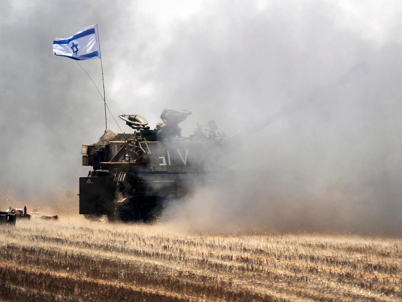 Ein israelisches Artillerie-Geschütz feuert am 2. August 2014 eine 155-Millimeter-Granate nahe der Grenze zum Gaza-Streifen ab. Ein israelisches Artillerie-Geschütz feuert am 2. August 2014 eine 155-Millimeter-Granate nahe der Grenze zum Gaza-Streifen ab.