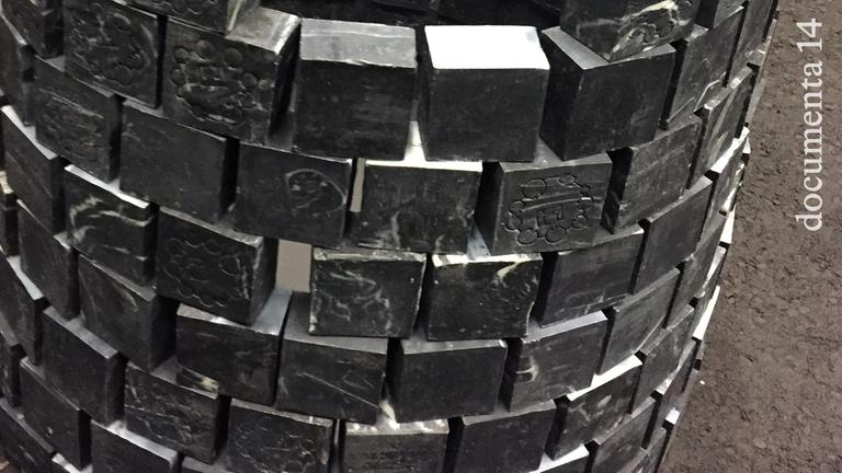 Seifen der Künstlerin Otobong Nkanga, ausgestellt auf der documenta 14 in Kassel Seifen der Künstlerin Otobong Nkanga, ausgestellt auf der documenta 14 in Kassel