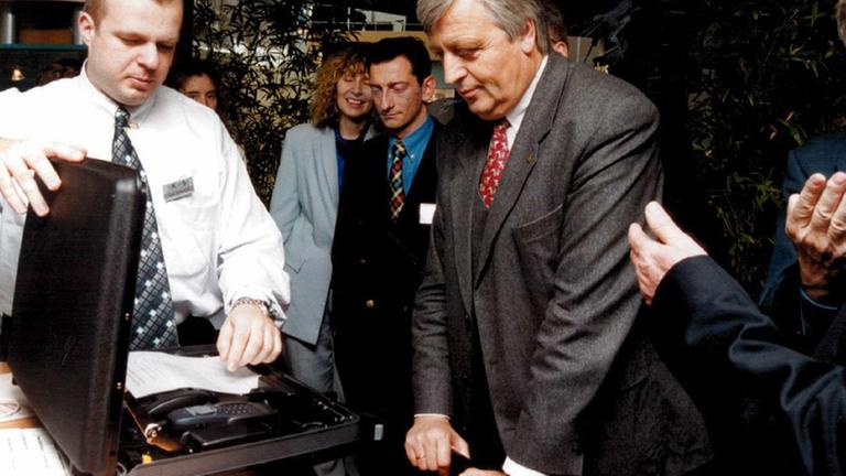 Auf der CeBIT 1997 stellt KOMSA seinen mobilen Faxkoffer vor. Damit lassen sich Faxe auch unterwegs empfangen und versenden