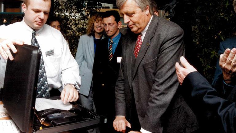 Auf der CeBIT 1997 stellt KOMSA seinen mobilen Faxkoffer vor. Damit lassen sich Faxe auch unterwegs empfangen und versenden Auf der CeBIT 1997 stellt KOMSA seinen mobilen Faxkoffer vor. Damit lassen sich Faxe auch unterwegs empfangen und versenden