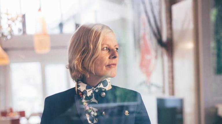 Cornelia Schleime hinter einer leicht spiegelnden Glasscheibe Cornelia Schleime hinter einer leicht spiegelnden Glasscheibe