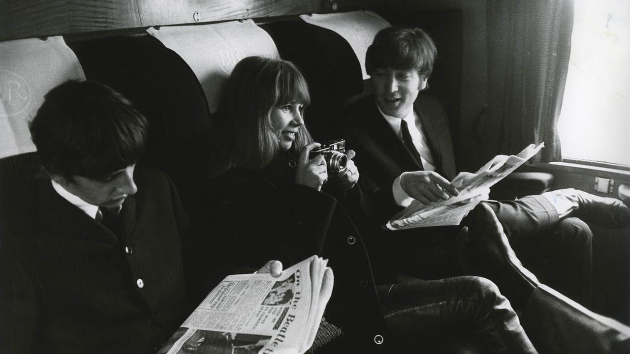 Astrid Kirchherr (mit Kamera) und die Beatles sitzen im Zug während des Films "A Hard Day's Night", ca. 1960. Astrid Kirchherr (mit Kamera) und die Beatles sitzen im Zug während des Films "A Hard Day's Night", ca. 1960.