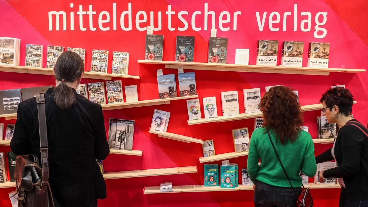 Buchmesse-Besucher amStand des Mitteldeutschen Verlags 