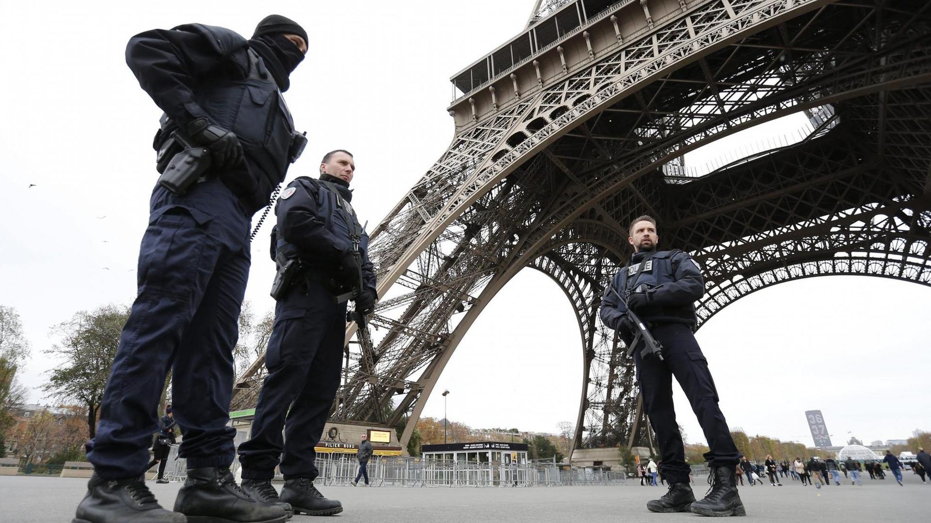 Nach den Terroranschlägen in Paris patrouillieren Polizisten am Eiffelturm Nach den Terroranschlägen in Paris patrouillieren Polizisten am Eiffelturm
