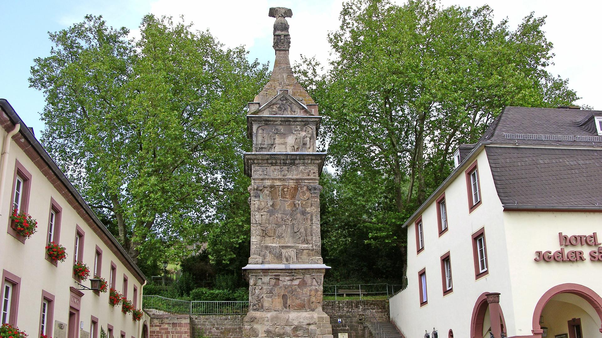 Die Igeler Säule befindet sich in dem rheinland-pfälzischen Dorf Igel unweit von Trier. Die Igeler Säule befindet sich in dem rheinland-pfälzischen Dorf Igel unweit von Trier.