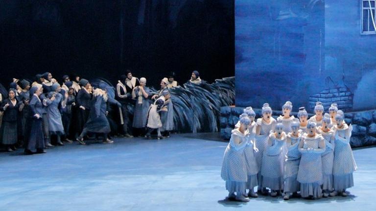 Blick auf das "Lohengrin"-Bühnenbild und die Kostüme: Das Künstlerpaar Neo Rauch und Rosa Loy haben beides in diesem Jahr gestaltet. Blick auf das "Lohengrin"-Bühnenbild und die Kostüme: Das Künstlerpaar Neo Rauch und Rosa Loy haben beides in diesem Jahr gestaltet.