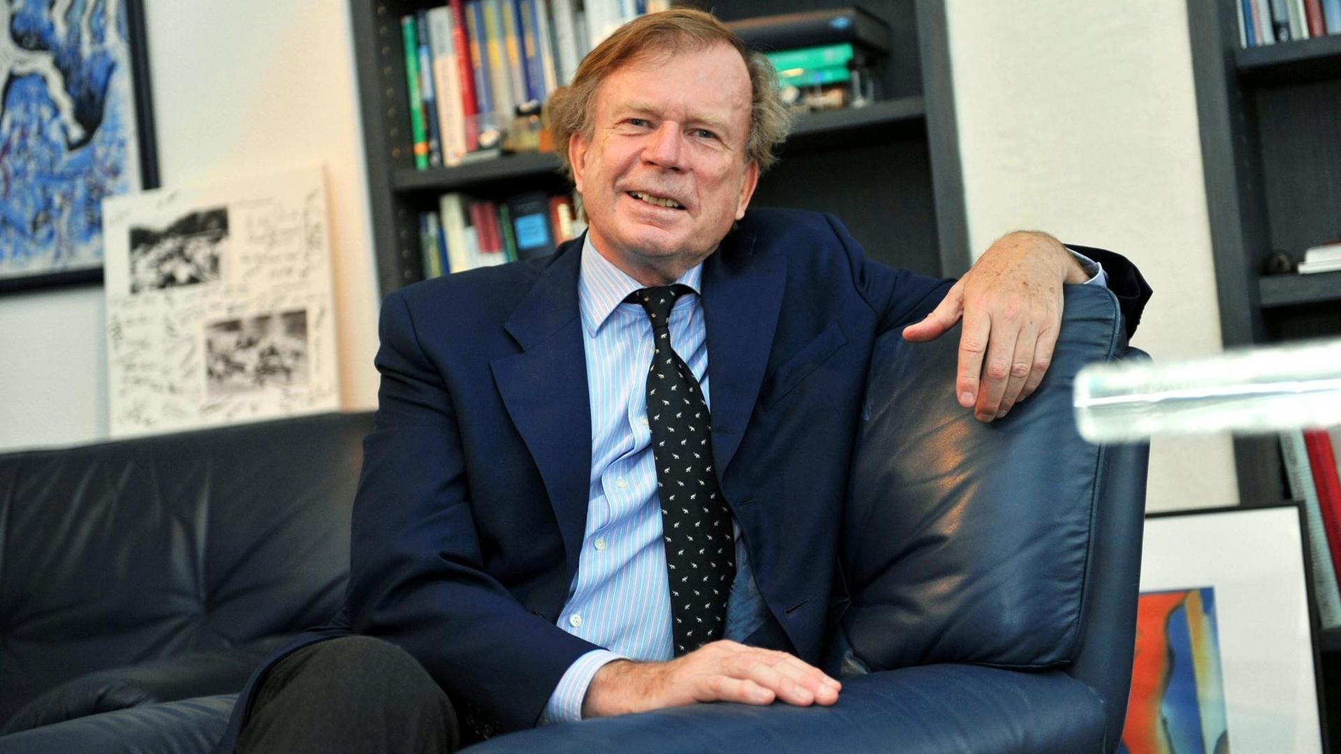 Bruno Reichart sitzt auf einer Couch Bruno Reichart sitzt auf einer Couch