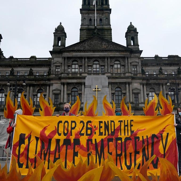 Klimaaktivisten mit einem Banner zum Klimagipfel Cop26 in Glasgow
