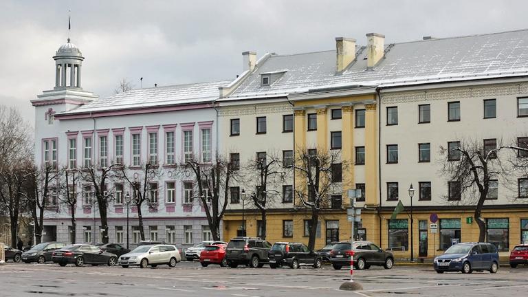 Narwa, eine Stadt im Nordosten Estlands, nicht nur geografisch an der Grenze zu Russland gelegen Narwa, eine Stadt im Nordosten Estlands, nicht nur geografisch an der Grenze zu Russland gelegen