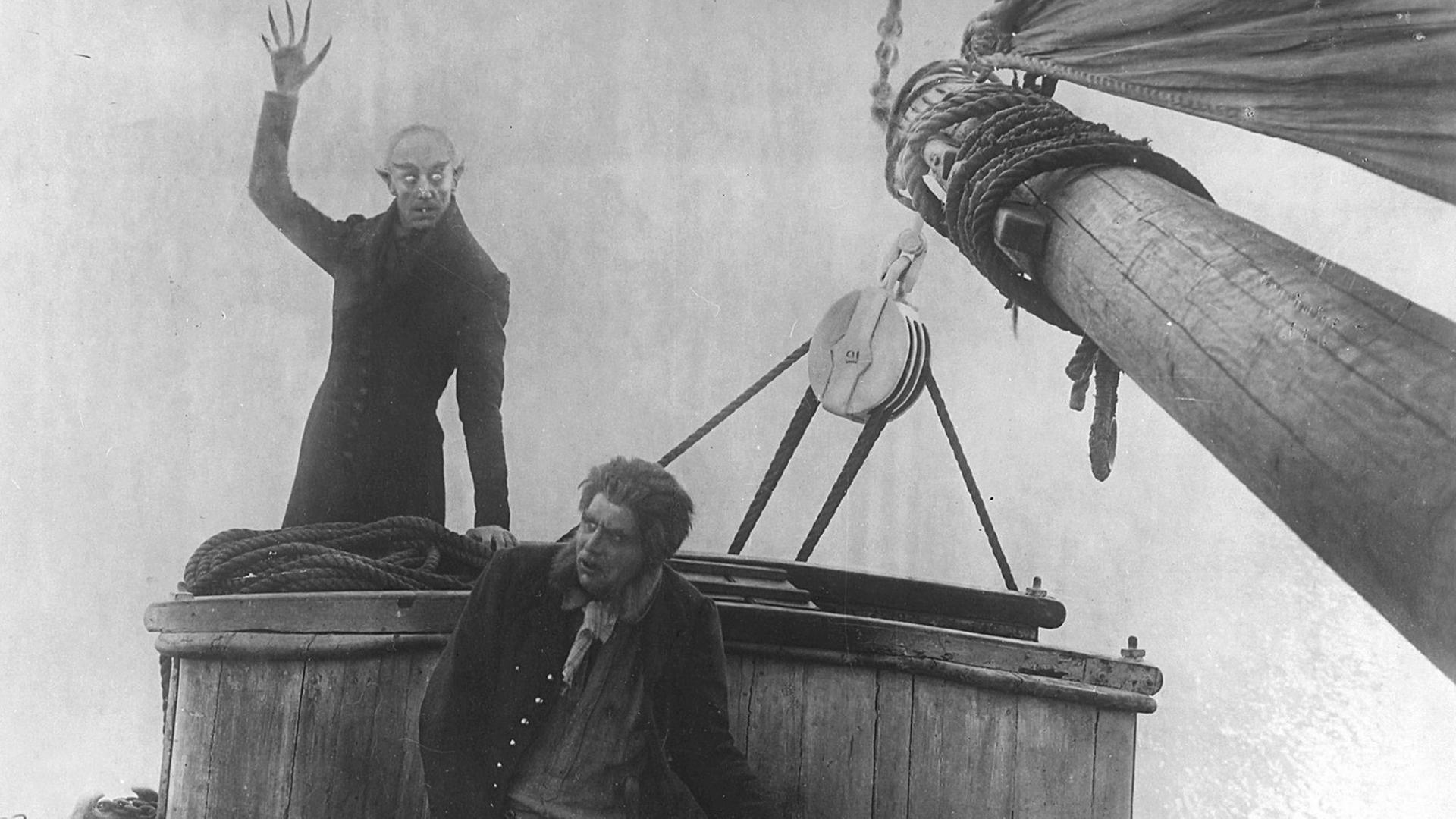 Szene aus Nosferatu "Nosferatu – eine Symphonie des Grauens" von Friedrich Wilhelm Murnau aus dem Jahr 1922. Ein Vampir und ein Steuermann auf einem Schiff.