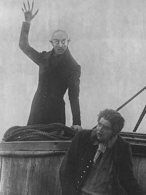 Szene aus Nosferatu "Nosferatu – eine Symphonie des Grauens" von Friedrich Wilhelm Murnau aus dem Jahr 1922. Ein Vampir und ein Steuermann auf einem Schiff.