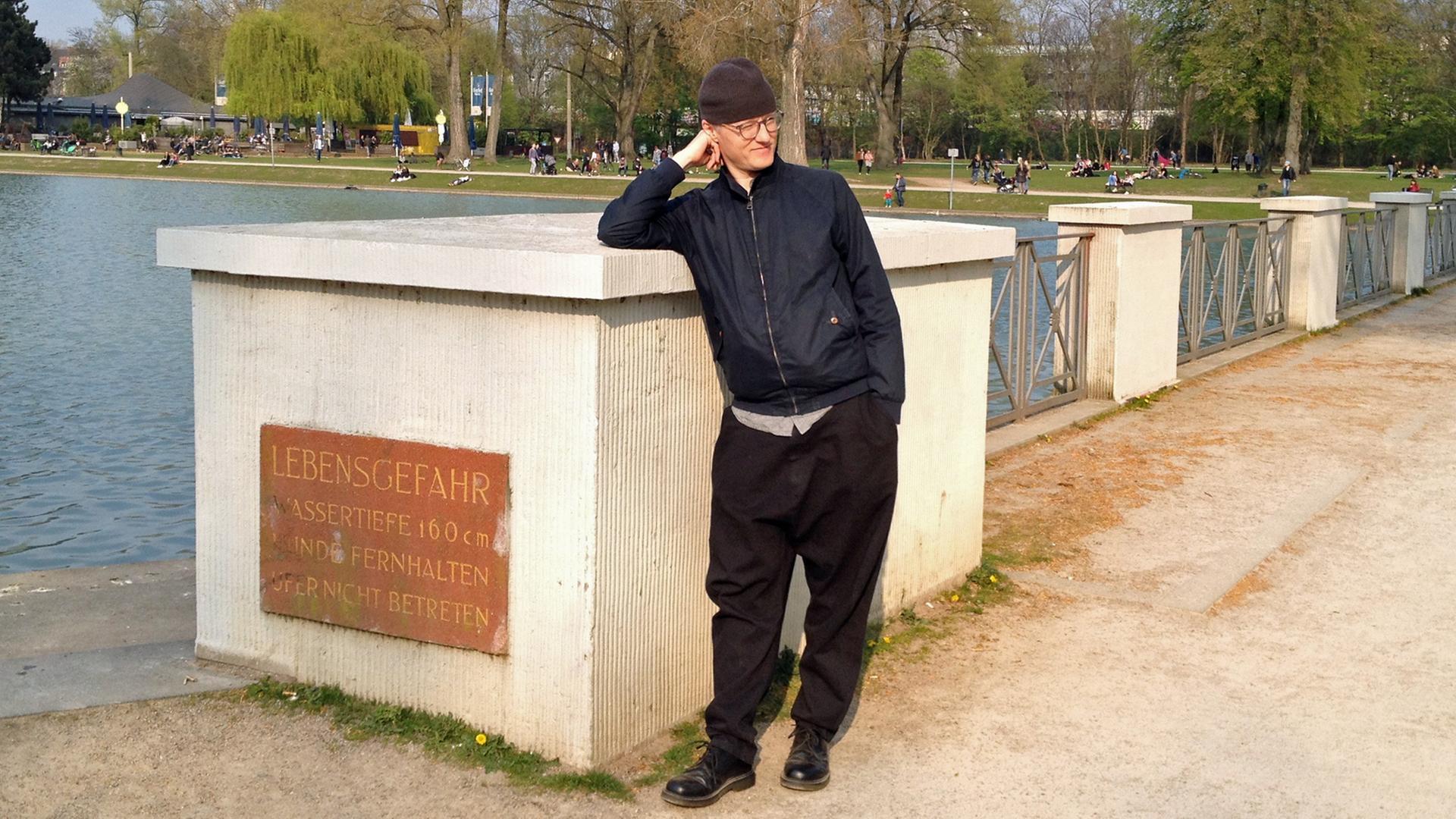 Der Schriftsteller und Musiker PeterLicht steht in seiner Heimatstadt Köln. Der Schriftsteller und Musiker PeterLicht steht in seiner Heimatstadt Köln.