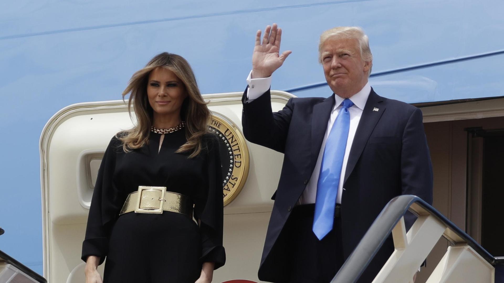 US-Präsident Donald Trump und First Lady Melania Trump verlassen am 20.05.2017 am King Khalid International Airport in Riad (Saudi-Arabien) die Air Force One. US-Präsident Donald Trump und First Lady Melania Trump verlassen am 20.05.2017 am King Khalid International Airport in Riad (Saudi-Arabien) die Air Force One.