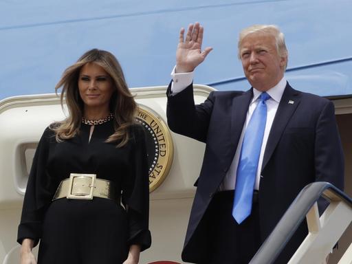 US-Präsident Donald Trump und First Lady Melania Trump verlassen am 20.05.2017 am King Khalid International Airport in Riad (Saudi-Arabien) die Air Force One.