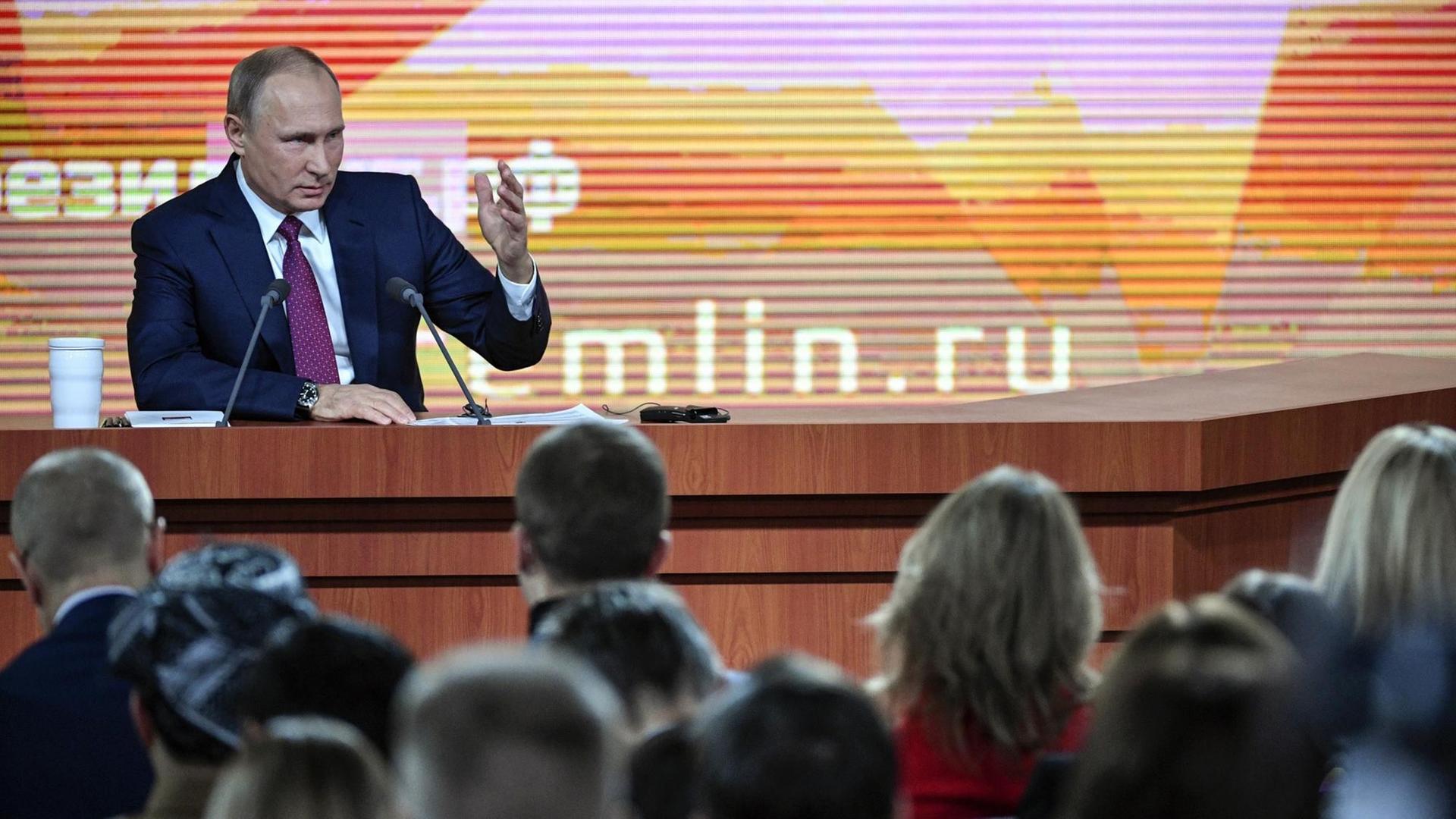 Russlands Präsident Wladimir Putin bei seiner jährlichen Pressekonferenz in Moskau. Russlands Präsident Wladimir Putin bei seiner jährlichen Pressekonferenz in Moskau.
