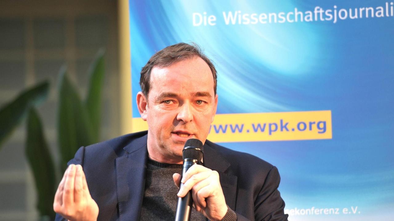 Volker Stollorz bei der Podiumsdiskussion zum Wissenschaftsjournalismus anlässlich der 30-Jahr-Feier der Wissenschaftspressekonferenz.