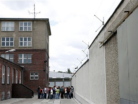 Besucher nehmen auf dem Gelände der Gedenkstätte Berlin-Hohenschönhausen an einer Führung teil. Besucher nehmen auf dem Gelände der Gedenkstätte Berlin-Hohenschönhausen an einer Führung teil.