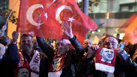 AKP-Anhänger bejubeln den Sieg ihrer Partei