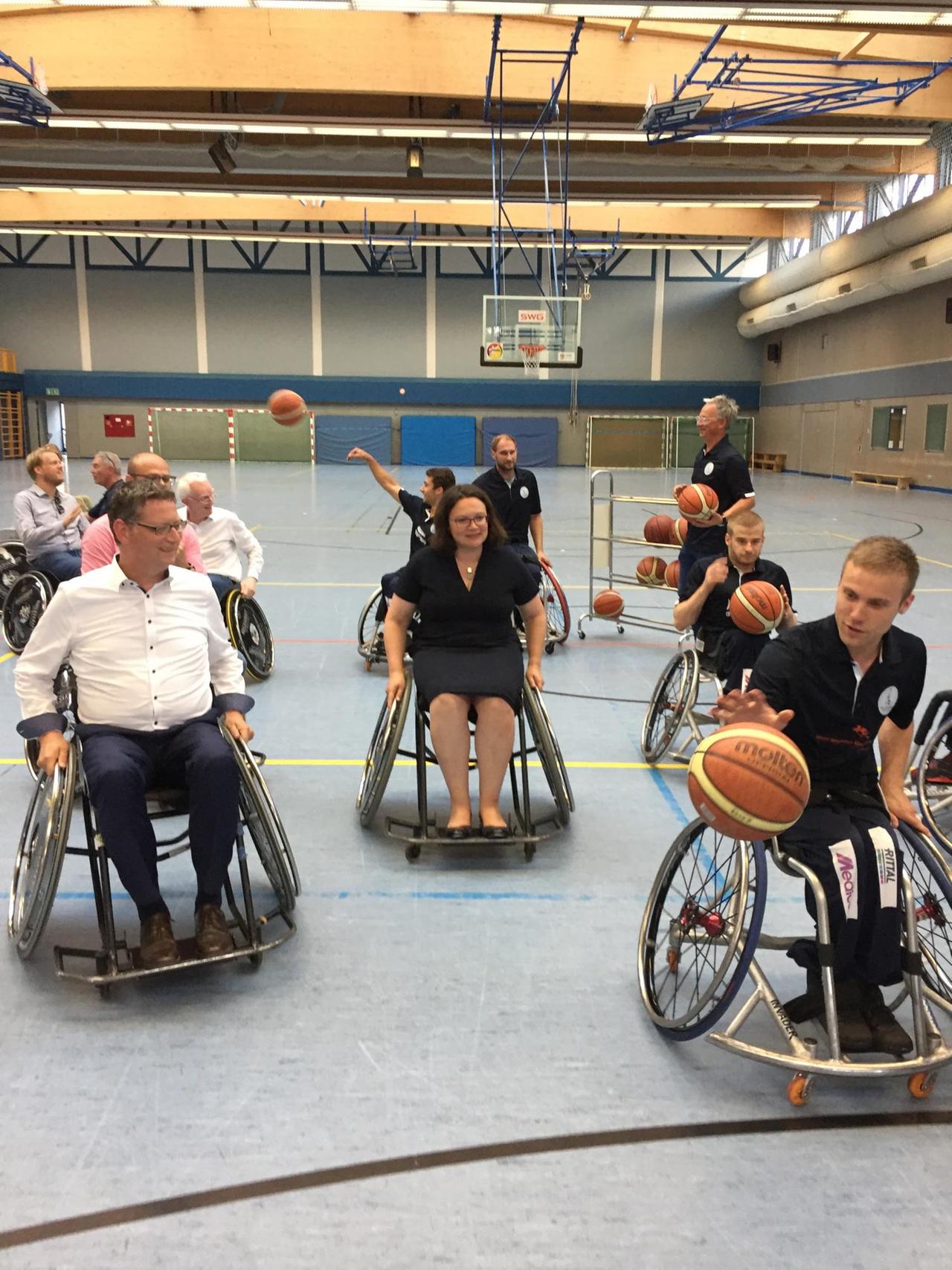 SPD-Chefin Andrea Nahles sitzt in einem Rollstuhl und spielt Rollstuhl-Basketball beim Verein RSV Lahn-Dill.