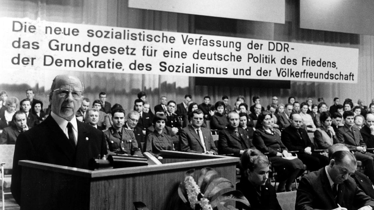 Der Erste Sekretär des Zentralkomitees der SED (Sozialistische Einheitspartei Deutschlands) und Vorsitzender des Staatsrats der DDR, Walter Ulbricht, am 15. Februar 1968 im Ost-Berliner Friedrichstadt-Palast. Als Vorsitzender der Verfassungskommission besuchte er die Großveranstaltung der Werktätigen Berlins zur neuen sozialistischen Verfassung der DDR. Der Erste Sekretär des Zentralkomitees der SED (Sozialistische Einheitspartei Deutschlands) und Vorsitzender des Staatsrats der DDR, Walter Ulbricht, am 15. Februar 1968 im Ost-Berliner Friedrichstadt-Palast. Als Vorsitzender der Verfassungskommission besuchte er die Großveranstaltung der Werktätigen Berlins zur neuen sozialistischen Verfassung der DDR.