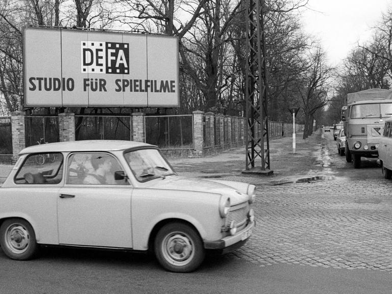 Einfahrt der DEFA Studios in Babelsberg, 1990.