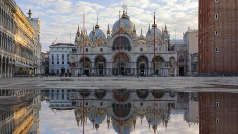 Der Markusdom in Venedig, spiegelt sich im Wasser.