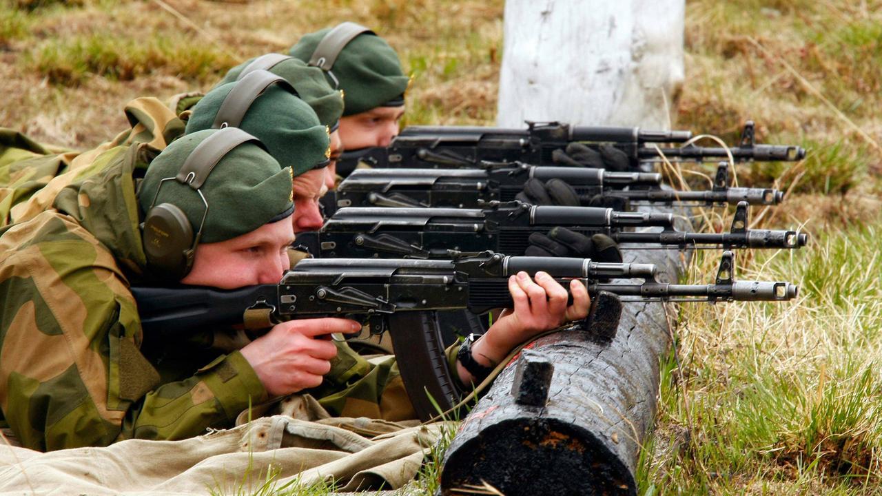 Norwegische Soldaten mit Kalaschnikows Norwegische Soldaten mit Kalaschnikows