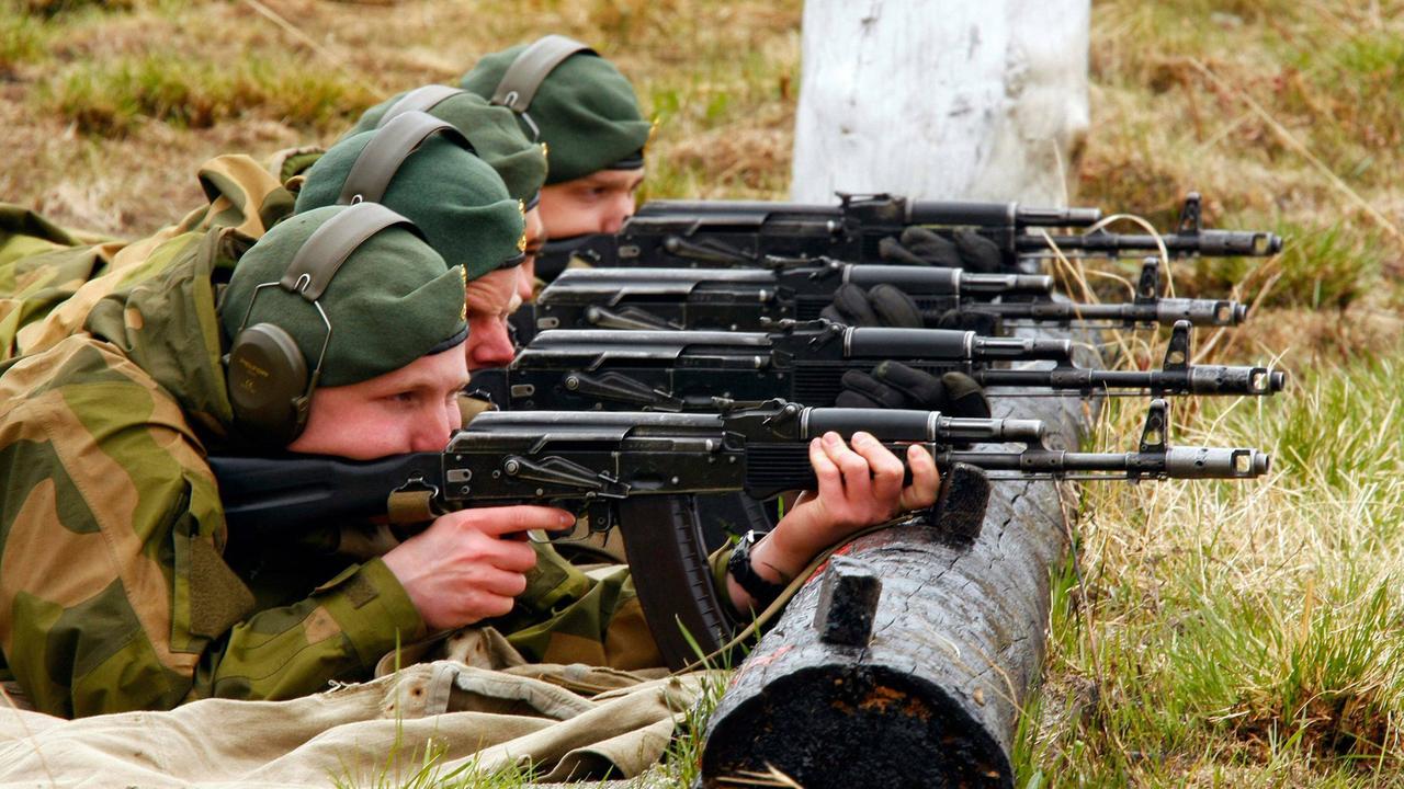 Солдаты стреляют видео. Стрельбы в армии. Военный с автоматом. Учебные стрельбы. Стрельбище в армии.