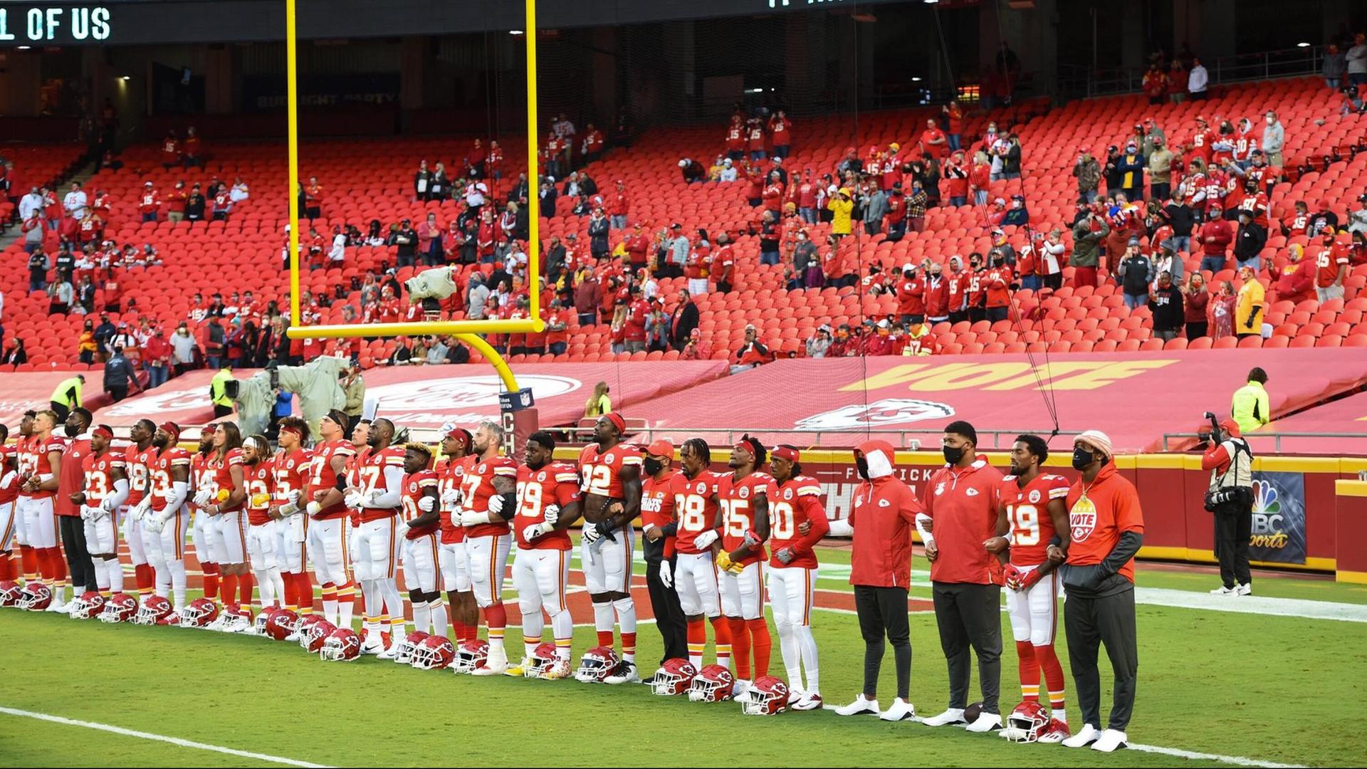 September 10, 2019, Kansas City, MO, USA: Members of the Kansas City Chiefs lock arms and stand for the playing of Lift Every Voice and Sing , a song considered by many as the Black national anthem, during pregame ceremonies Thursday, September 10, 2020 before the Chiefs took on the Houston Texans in the NFL, American Football Herren, USA season opener at Arrowhead Stadium in Kansas City, Missouri. Kansas City USA - ZUMAm67_ 20190910_zaf_m67_055 Copyright: xTammyxLjungbladx September 10, 2019, Kansas City, MO, USA: Members of the Kansas City Chiefs lock arms and stand for the playing of Lift Every Voice and Sing , a song considered by many as the Black national anthem, during pregame ceremonies Thursday, September 10, 2020 before the Chiefs took on the Houston Texans in the NFL, American Football Herren, USA season opener at Arrowhead Stadium in Kansas City, Missouri. Kansas City USA - ZUMAm67_ 20190910_zaf_m67_055 Copyright: xTammyxLjungbladx