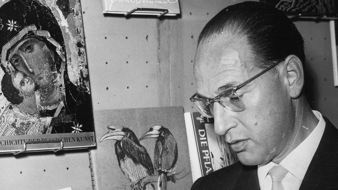 Klaus Gysi blätter durch ein Buch im Oktober 1960 in London. Klaus Gysi blätter durch ein Buch im Oktober 1960 in London.
