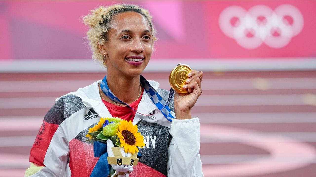 Weitspringerin Malaika Mihambo aus Deutschland mit Goldmedaille bei der Siegerehrung. Weitspringerin Malaika Mihambo aus Deutschland mit Goldmedaille bei der Siegerehrung.