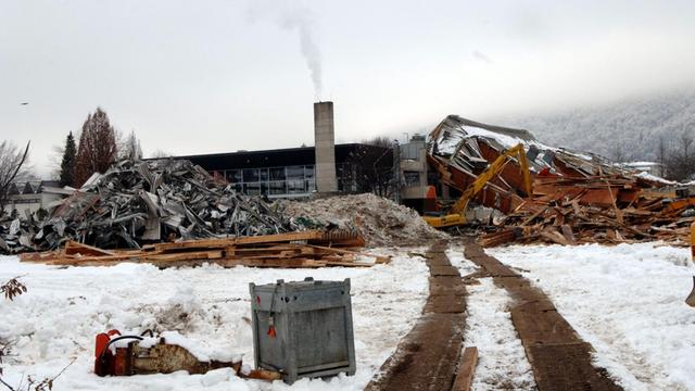 Die Trümmer der Eissporthalle in Bad Reichenhall, die am 2. Januar 2006 eingestürzt war.