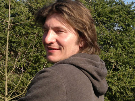 Der Diplompolitologe Thilo Schmidt  ist freier Autor und Hörfunk-Journalist.