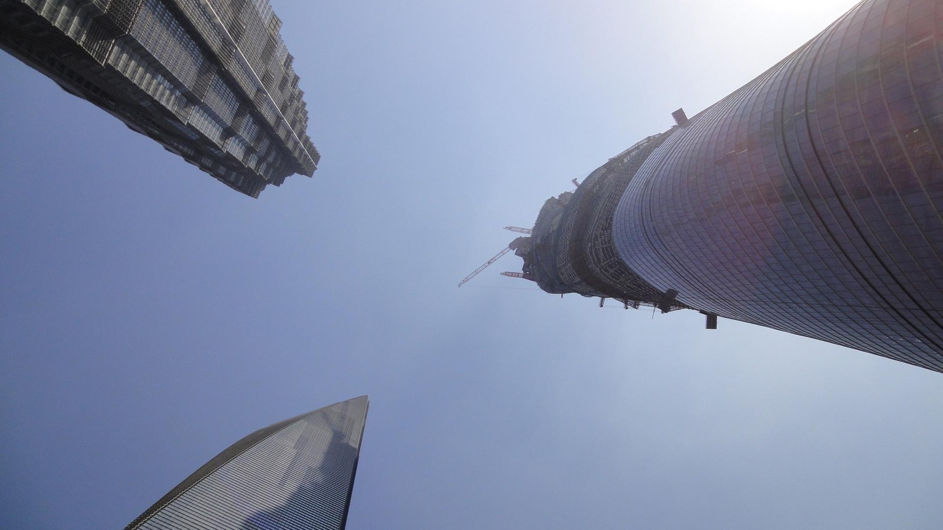 Der Shanghai Tower erreichte am 3. August 2013 seine Endhöhe von 632 Metern. Damit ist er das höchste Gebäude Chinas und das zweithöchste der Erde nach dem Burj Khalifa in Dubai (828 Meter). Der Shanghai Tower erreichte am 3. August 2013 seine Endhöhe von 632 Metern. Damit ist er das höchste Gebäude Chinas und das zweithöchste der Erde nach dem Burj Khalifa in Dubai (828 Meter).