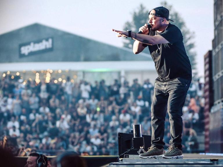 Der Rapper Kool Savas auf der Bühne des Splash Festivals 2017.
