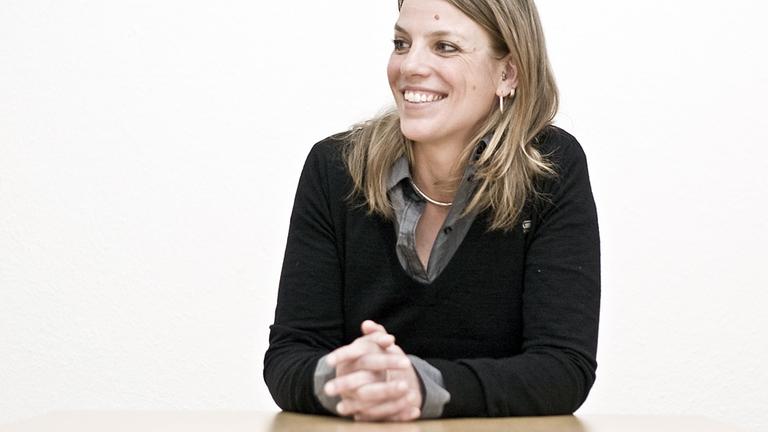 Projektleiterin Bianca Klose von der Mobilen Beratung gegen Rechtsextremismus, MBR, sitzt lächelnd an einem Tisch Projektleiterin Bianca Klose von der Mobilen Beratung gegen Rechtsextremismus, MBR, sitzt lächelnd an einem Tisch