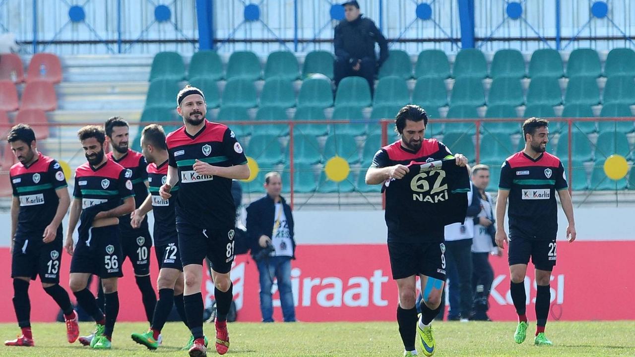 Spieler des kurdischen Fußballvereins Amedspor bei einem Spiel im Stadion von Diyarbakir gegen Fenerbahce Istanbul (zu sehen sind die Spieler Ferdi Coskun 13 , Tekin Adar 56 , Yusuf Yagmur 10 , Sercan Ozcelik 81) Spieler des kurdischen Fußballvereins Amedspor bei einem Spiel im Stadion von Diyarbakir gegen Fenerbahce Istanbul (zu sehen sind die Spieler Ferdi Coskun 13 , Tekin Adar 56 , Yusuf Yagmur 10 , Sercan Ozcelik 81)