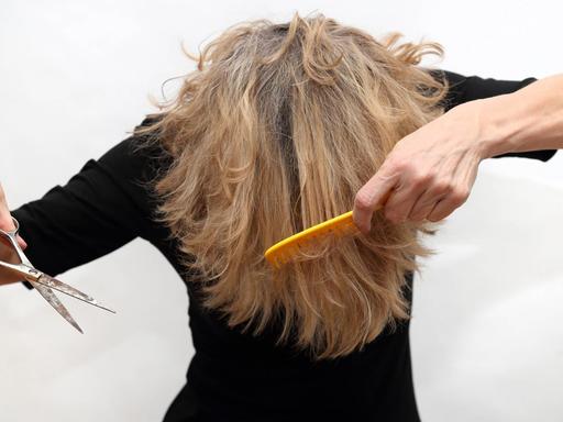 Wie haben sich die Menschen früher die Haare geschnitten? Wie haben sich die Menschen früher die Haare geschnitten?