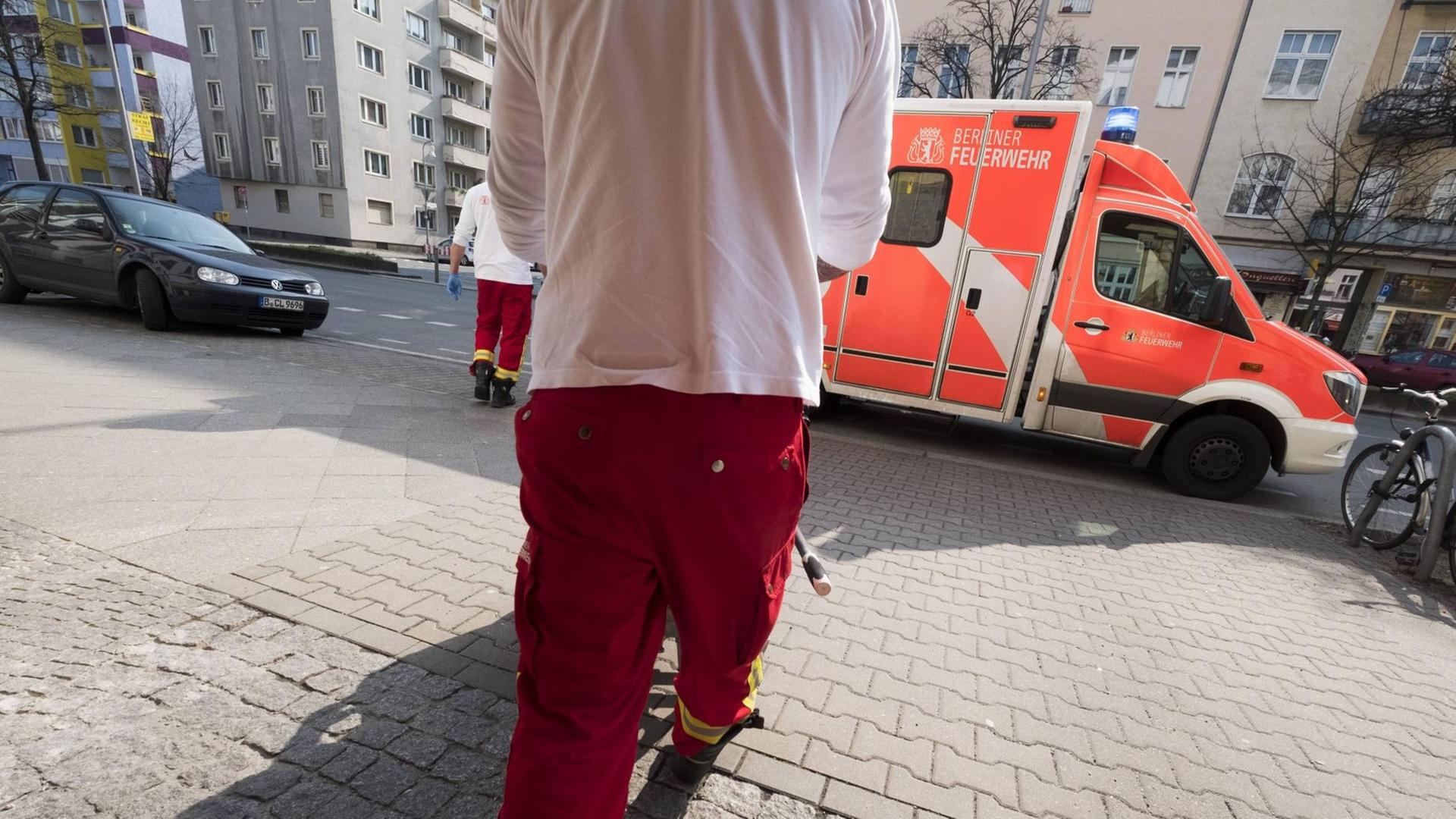 Rettungsassistenten der Berliner Feuerwehr transportieren einen Patienten
