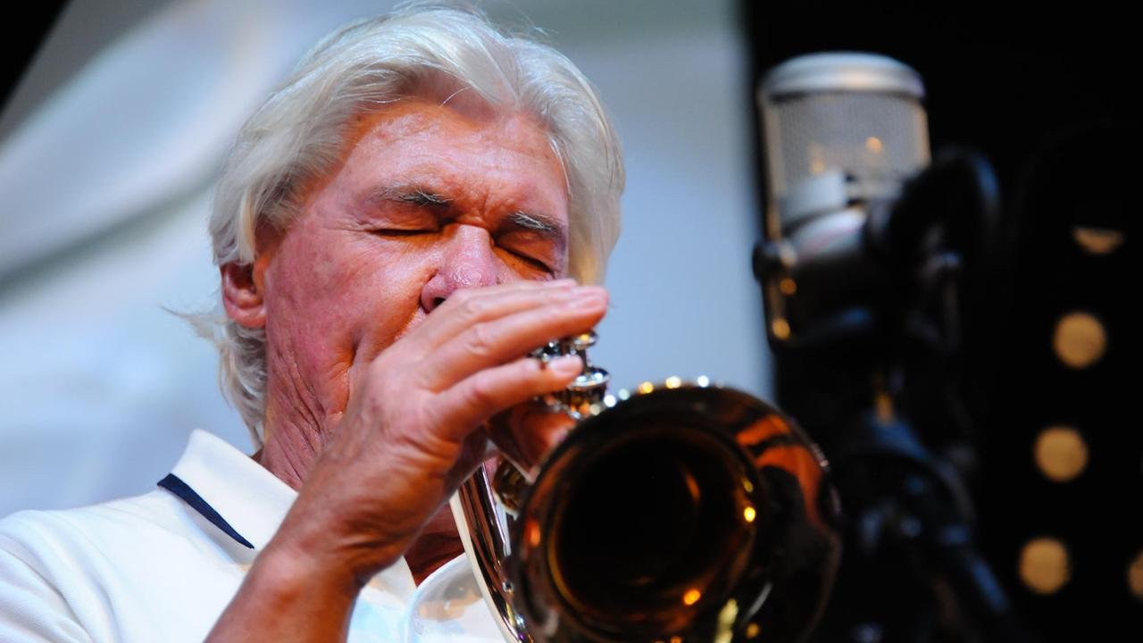 Der deutsche Jazztrompeter Manfred Schoof beim Jazzfestival Jazzbaltica 2015 am 04.07.2015 in Niendorf an der Ostsee. Der deutsche Jazztrompeter Manfred Schoof beim Jazzfestival Jazzbaltica 2015 am 04.07.2015 in Niendorf an der Ostsee.