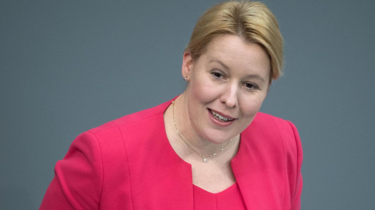 Bundesfamilienministerin Franziska Giffey (SPD) während der Haushaltsdebatte im Bundestag
Bundesfamilienministerin Franziska Giffey (SPD) während der Haushaltsdebatte im Bundestag