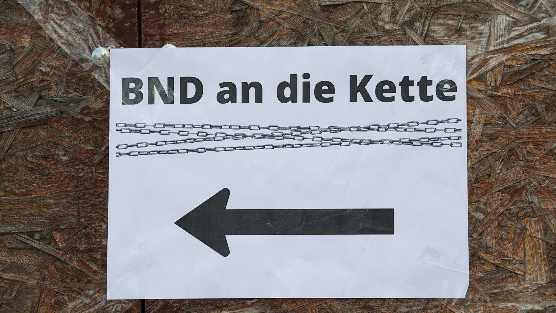 "BND an die Kette" steht in Berlin auf einem Plakat an einem Bauzaun des Neubaus des Bundesnachrichtendienstes (BND). Nach Angaben der Polizei demonstrierten vor dem Gebäudekomplex mehr als 100 Menschen gegen massenhafte Überwachung der Kommunikation durch internationale Geheimdienste. "BND an die Kette" steht in Berlin auf einem Plakat an einem Bauzaun des Neubaus des Bundesnachrichtendienstes (BND). Nach Angaben der Polizei demonstrierten vor dem Gebäudekomplex mehr als 100 Menschen gegen massenhafte Überwachung der Kommunikation durch internationale Geheimdienste.
