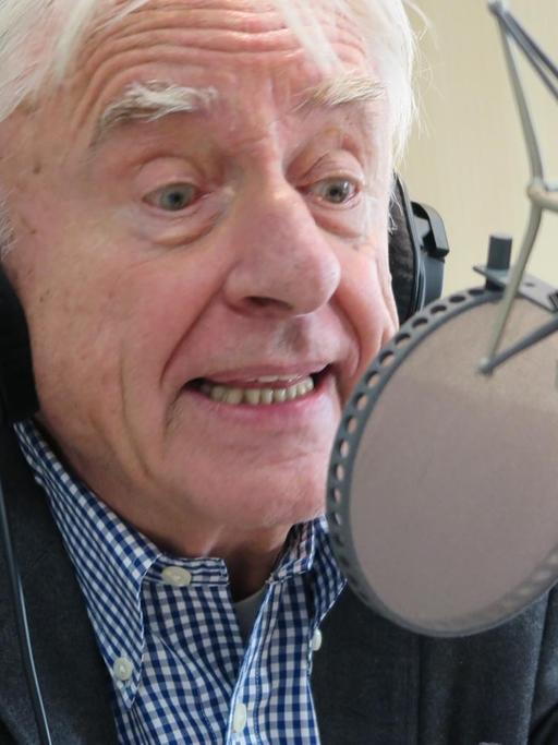 Der Kabarettist Emil Steinberger am Radio-Mikrofon
