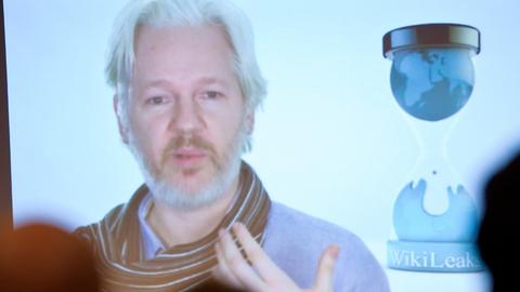 Teilnehmer des 30. Chaos Communication Congress (30C3) des Chaos Computer Clubs (CCC) verfolgen am 29.12.2013 in Hamburg im Congress Center (CCH) auf einer Videoleinwand einen Vortrag von Wikileaks mit Julian Assange.