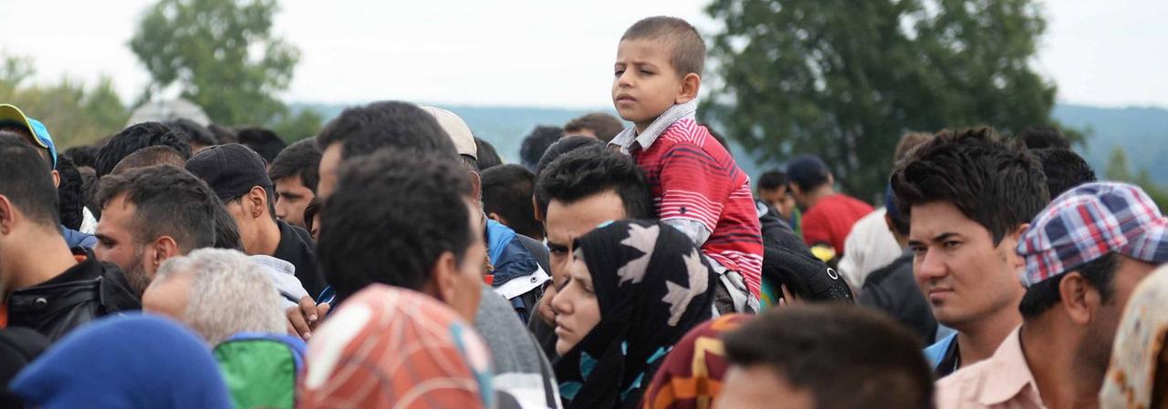 Flüchtlinge am Montag an der Grenze zwischen Ungarn und Österreich Flüchtlinge am Montag an der Grenze zwischen Ungarn und Österreich